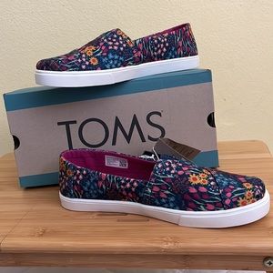 NWT TOMS Navy Print Ladies Size 11
